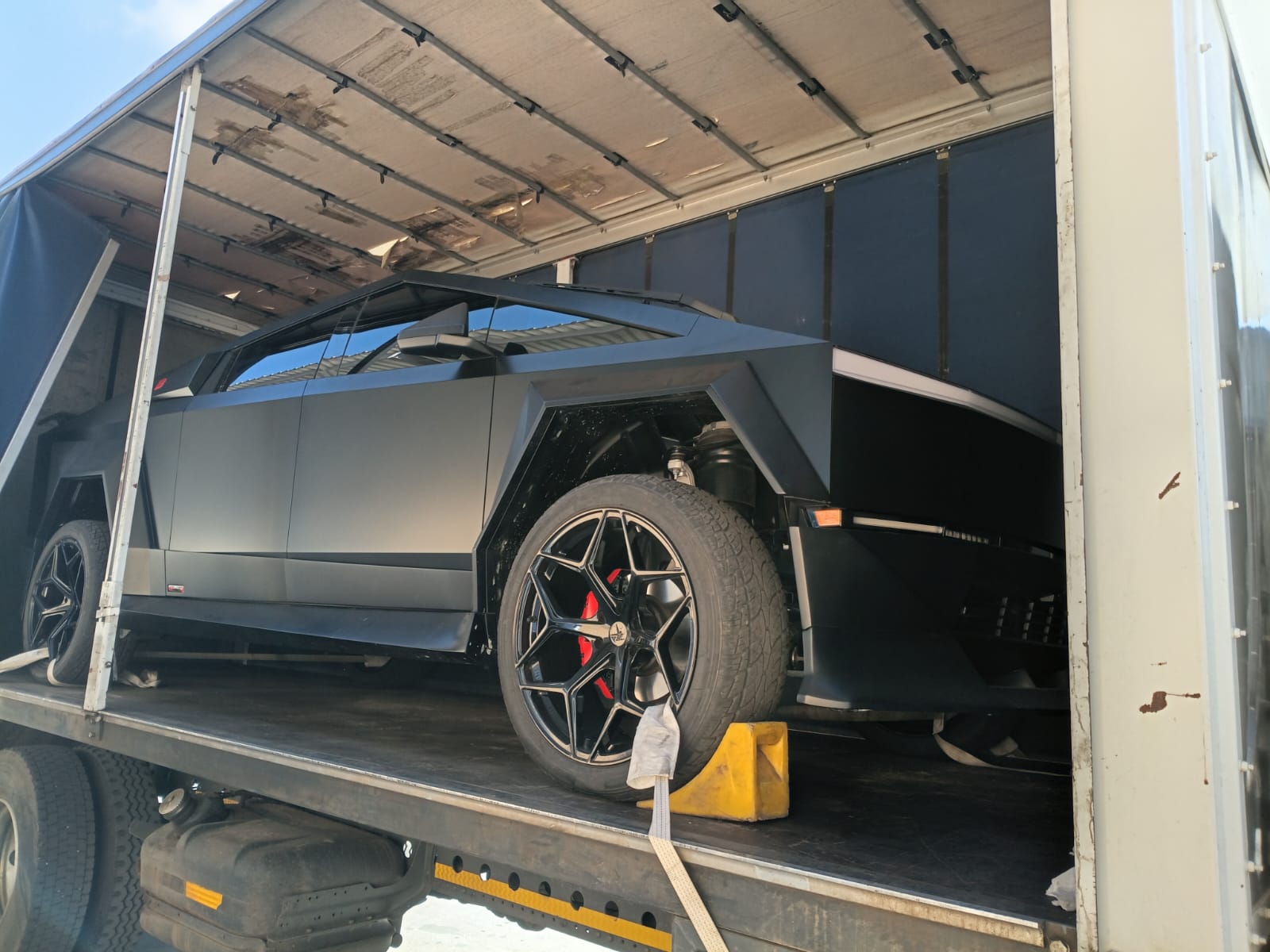 Cybertruck side